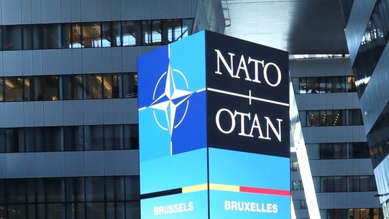Im NATO-Hauptquartier in Brüssel steht eine Säule mit dem Logo der NATO. © Pool Reuters/AP/dpa Foto: Yves Herman