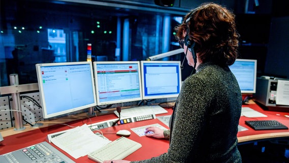 NDR Info Moderatorin Ulrike Heckmann im Sendestudio. © dpa picture alliance Foto: Axel Heimken