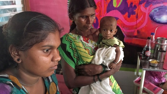Zwei indische Frauen halten ein Baby © NDR Info 
