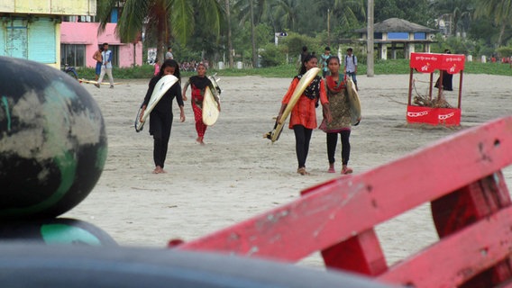 Vier Mädchen mit Surfboards am Strand © NDR Info 
