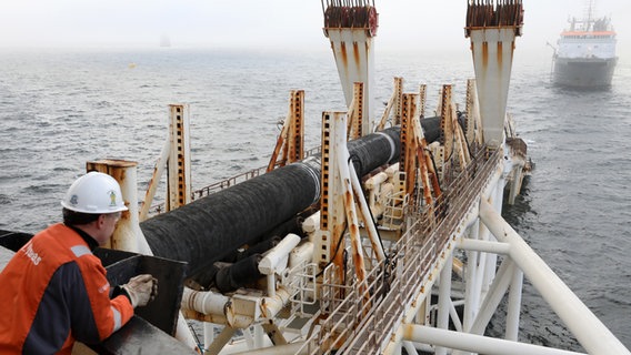 Das Verlegeschiff "Audacia" des Offshore-Dienstleisters Allseas verlegt in der Ostsee vor der Insel Rügen Rohre für die Gaspipeline Nord Stream 2 (Archivbild). © picture alliance/dpa Foto:  Bernd Wüstneck