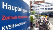 Schild der zentralen Notaufnahme im Krankenhaus in Husum. © NDR Foto: Peer-Axel Kroeske