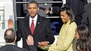 Barack Obama hebt während seiner Vereidigung zum 44. US-Präsidenten am 20.01.2009 in Washington die Hand zum Schwur. © dpa Foto: Matthew Cavanaugh