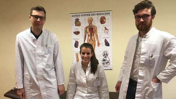 Ein Porträtbild der Medizin-Studenten Jendrik Becker Assmann, Lousia Lehner und Jan Sablotny. © NDR Foto: Elisabeth Weydt