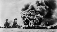 Schiffe der US Navy im Hafen von Pearl Harbor in Flammen. © dpa picture alliance 