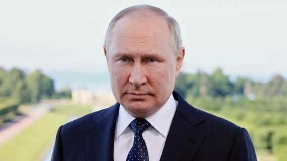 Ein Porträtbild zeigt Russlands Präsident Wladimir Putin im Freien. © dpa/POOL/TASS Foto: Mikhail Metzel