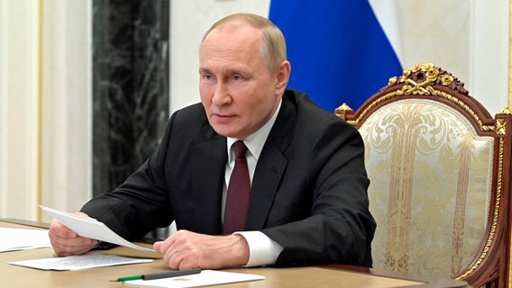 Russlands Präsident Wladimir Putin leitet eine Videokonferenz der "Gemeinschaft Unabhängiger Staaten" im Kreml. © Pool Sputnik Kremlin/AP/dpa Foto: Alexei Babushkin