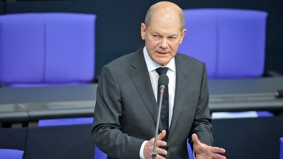 Olaf Scholz (SPD) hält im deutschen Bundestag eine Rede von den Ministerplätzen aus. © dpa Foto: Kay Nietfeld