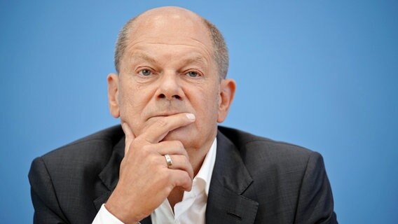 Bundeskanzler Olaf Scholz (SPD) spricht in der Bundespressekonferenz während der Sommer-Pressekonferenz über Themen der Innen-und Außenpolitik. © dpa Foto: Kay Nietfeld