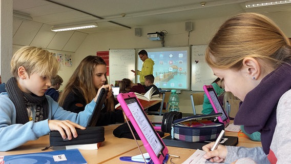 Schülerinnen und Schüler aus Pönitz in Schleswig-Holstein sitzen in ihrem Klassenraum und arbeiten mit Tablet-PCs. © NDR Foto: Thorsten Philipps