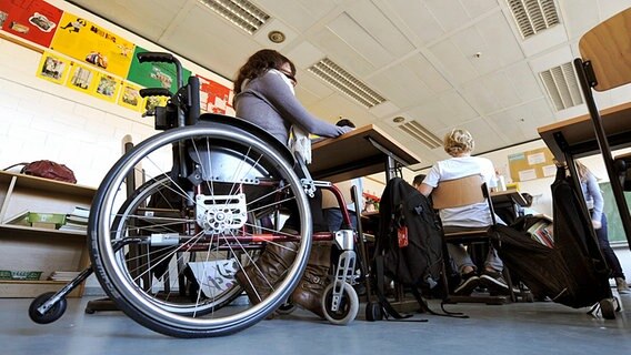 Eine behinderte Schülerin sitzt in ihrem Rollstuhl im Klassenraum einer Integrierten Gesamtschule (IGS) in Hannover (Niedersachsen). © dpa bildfunk Foto: Holger Hollemann