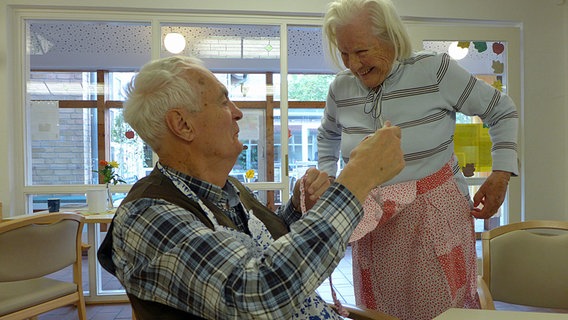 Ein älteres Paar in einem Pflegeheim. © NDR Foto: Bettina Less