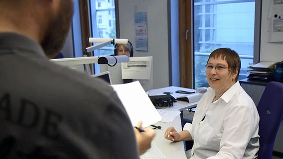 NDR Info Redakteurin Sabine Rein sitzt am Schreibtisch. © Screenshot 