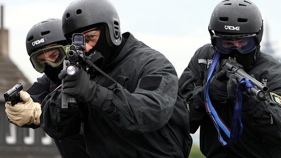 Beamte eines Spezialeinsatzkommandos (SEK) gehen bei einer Übung über ein Dach © Picture Alliance/dpa Foto: Franz-Peter Tschauner