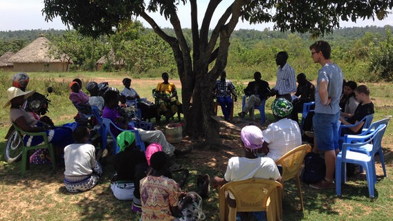 Eine Versammlung unter einem schattigen Baum in Kenia  Foto: privat