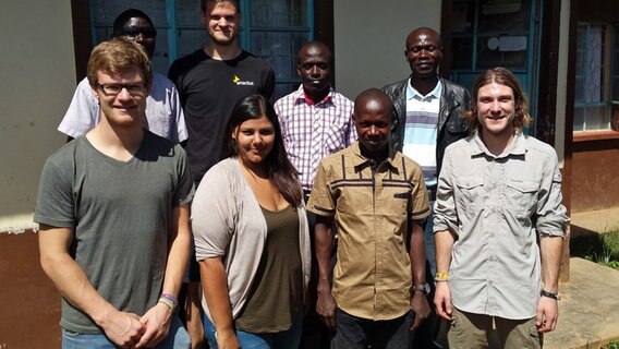Ein Gruppenfoto mit Studierenden aus Hannover und Afrikanern  Foto: privat