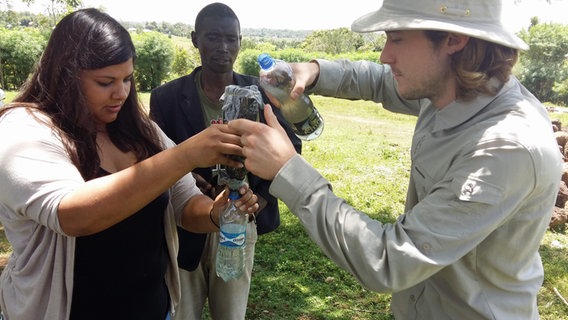 Studierende aus Hannover testen in Kenia einen Trinkwasser-Filter.  Foto: privat