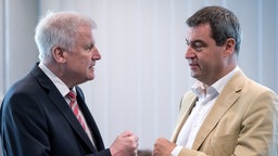 Der bayerische Ministerpräsident Horst Seehofer  und der bayerische Finanzminister Markus Söder unterhalten sich am 18.07.2016 in München vor Beginn der CSU Vorstandssitzung. © dpa picture alliance Foto: Sven Hoppe