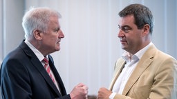 Der bayerische Ministerpräsident Horst Seehofer und der bayerische Finanzminister Markus Söder unterhalten sich am 18.07.2016 in München vor Beginn der CSU Vorstandssitzung. Der bayerische Ministerpräsident Horst Seehofer und der bayerische Finanzminister Markus Söder unterhalten sich am 18.07.2016 in München vor Beginn der CSU Vorstandssitzung. © dpa picture alliance Foto: Sven Hoppe