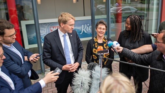 Ministerpräsident von Schleswig-Holstein, Daniel Günther (CDU, links), und Monika Heinold, (Bündnis 90/Die Grünen, mitte) und Aminata Touré (Bündnis 90/Die Grünen, rechts), geben nach Sondierungsgesprächen beider Parteien ein gemeinsames Statement ab. © dpa Foto: Daniel Reinhardt