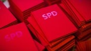 Mehrere Stapel mit Parteibüchern der SPD. © dpa-Bildfunk Foto: Michael Kappeler