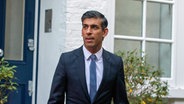 Rishi Sunak, ehemaliger Finanzminister von Großbritannien, steht vor seinem Haus in London. © ZUMA Press Wire/dpa Foto: Tayfun Salci