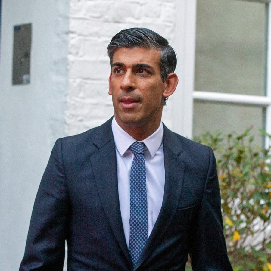 Rishi Sunak, ehemaliger Finanzminister von Großbritannien, steht vor seinem Haus in London. © ZUMA Press Wire/dpa Foto: Tayfun Salci