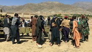Taliban-Soldaten versammeln sich mit Waffen und Maschinen in der Provinz Panjshir im Nordosten von Afghanistan. © dpa-Bildfunk/AP Foto: Mohammad Asif Khan