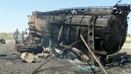 Ein ausgebrannter Tanklaster nach dem NATO-Luftangriff in Afghanistan © dpa-Fotos 