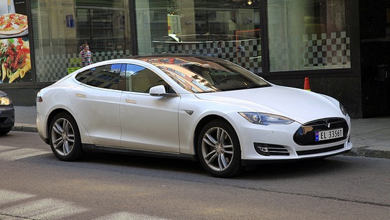 Ein E-Auto vom Typ Tesla Model S parkt in Norwegen am Straßenrand. © dpa picture alliance Foto: Klaus Nowottnick