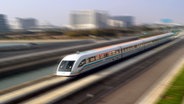 Die Hochgeschindigkeits-Magnetschwebebahn "Transrapid" fährt in China bis zu 501 km/h schnell. © dpa 