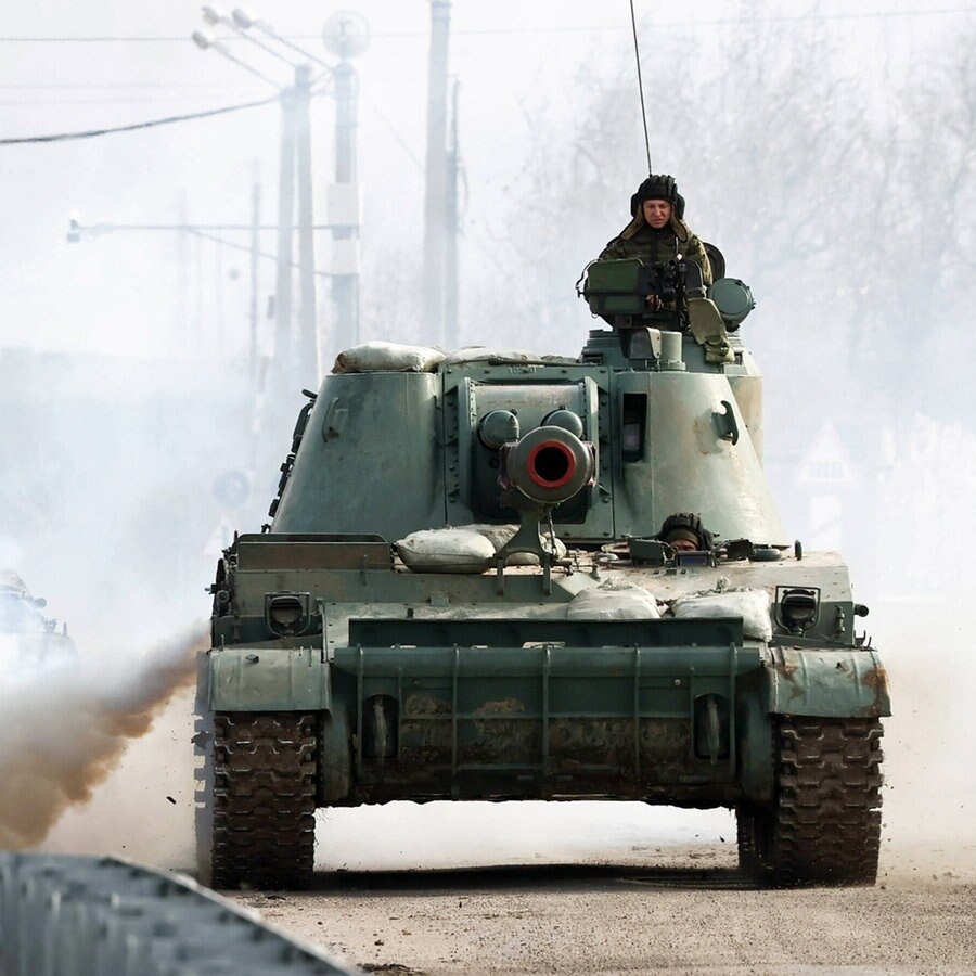 Zwei russische Panzer rollen auf einer Straße in der Ukraine. © imago images/ITAR-TASS Foto: Sergei Malgavko