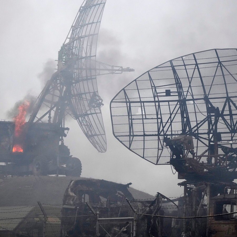 Beschädigte Radaranlagen sind in einer ukrainischen Militäreinrichtung außerhalb der Stadt Maripul zu sehen. © AP/dpa Foto: Sergei Grits