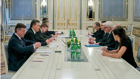 Der ukrainische Präsident Viktor Janukowitsch (2.v.l.) an einem Tisch mit anderen Politikern, u.a. Außenminister Frank-Walter Steinmeier (3.v.r.) © dpa bildfunk Foto: Andriy Mosienko