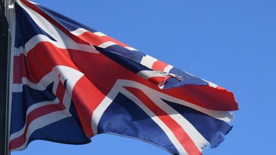 Die britische Flagge "Union Jack" weht im Wind. © dpa Bildfunk Foto: Winfried Rothermel