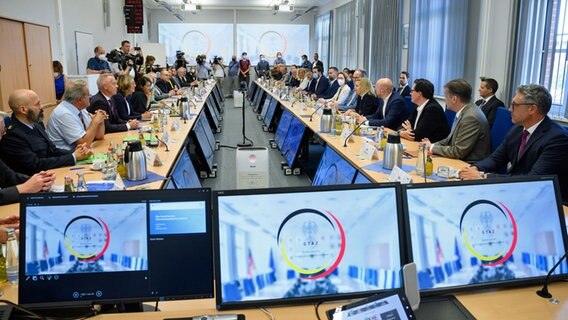 Das Gemeinsame Terrorismusabwehrzentrum (GTAZ) in Berlin-Treptow ist die zentrale Kooperationsplattform zur Bekämpfung des internationalen Terrorismus. © dpa Foto: Bernd von Jutrczenka