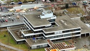 Die Albertville-Realschule in Winnenden (Baden-Württemberg) nach dem Amoklauf. © dpa-MedienServer 
