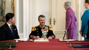 Der dänische König Frederik X. lächelt bei der Sitzung des Staatsratzes, bei der seine Mutter abgedankt hat, damit ist er nun König © Mads Claus Rasmussen/Ritzau Scanpix Foto/AP/dpa +++ dpa-Bildfunk +++ Foto: Mads Claus Rasmussen