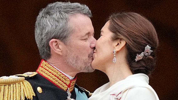 Dänemarks König Frederik X. und Dänemarks Königin Mary küssen sich auf dem Schloss Christiansborg © Martin Meissner/AP/dpa +++ dpa-Bildfunk +++ Foto: Martin Meissner