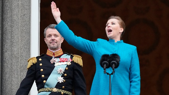 Mette Frederiksen im blauen Kleid,, Ministerpräsidentin von Dänemark, proklamiert Frederik X. als neuen König auf dem Balkon von Schloss Christiansborg © Martin Meissner/AP/dpa +++ dpa-Bildfunk +++ Foto: Martin Meissner