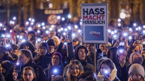 Mit Plakaten und Sprechchören demonstrieren rund 1.600 Menschen auf dem Marktplatz in Schwerin gegen die AfD und Rechtsextremismus. © picture alliance Foto: Ulrich Perrey