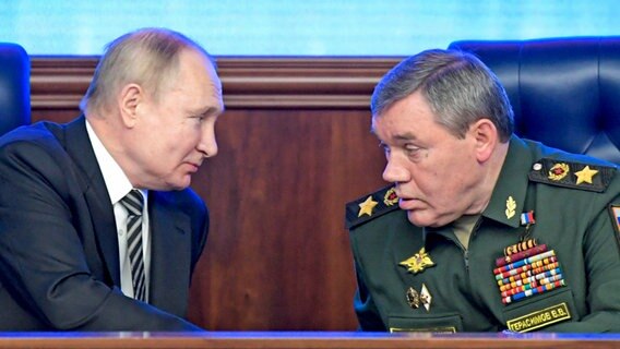 Wladimir Putin (l), Präsident von Russland, und Waleri Gerassimow, Generalstabschef von Russland, unterhalten sich © Pool Sputnik Kremlin/AP/dpa Foto: Sergei Guneyev