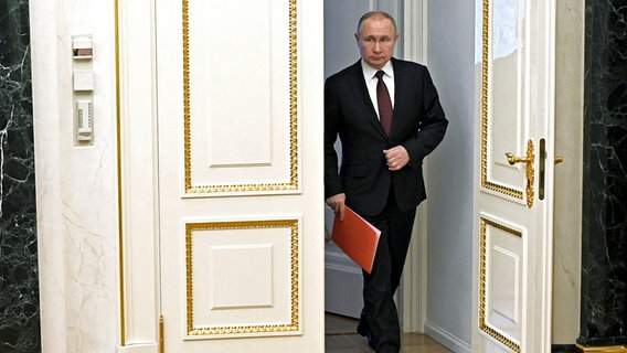 Russian President Vladimir Putin walks through a door into an office.  © dpa-Bildfunk/Pool Sputnik Kremlin/AP Photo: Alexei Nikolsky