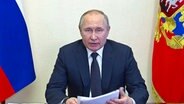Auf diesem vom Pressedienst des russischen Präsidenten veröffentlichten Handout-Fotos aus einem Video spricht der russische Präsident Wladimir Putin in seiner Residenz in Nowo-Ogarjowo. © Russian Presidential Press Service/AP/dpa 
