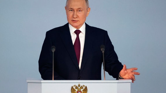 Der russische Präsident Wladimir Putin hält vor Publikum eine Rede zur Lage der Nation. © Dmitry Astakhov/Sputnik/Kreml Pool/AP/dpa 