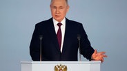 Der russische Präsident Wladimir Putin hält vor Publikum eine Rede zur Lage der Nation. © Dmitry Astakhov/Sputnik/Kreml Pool/AP/dpa 