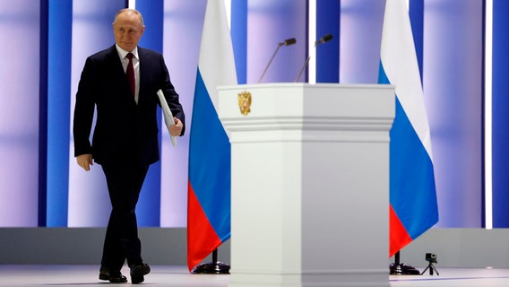 Der russische Präsident Wladimir Putin kommt in Moskau mit Unterlagen unter dem Arm zu seiner jährlichen Rede zur Lage der Nation. © Dmitry Astakhov/Sputnik/Kreml Pool/AP/dpa 