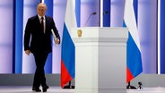 Der russische Präsident Wladimir Putin kommt in Moskau mit Unterlagen unter dem Arm zu seiner jährlichen Rede zur Lage der Nation. © Dmitry Astakhov/Sputnik/Kreml Pool/AP/dpa 