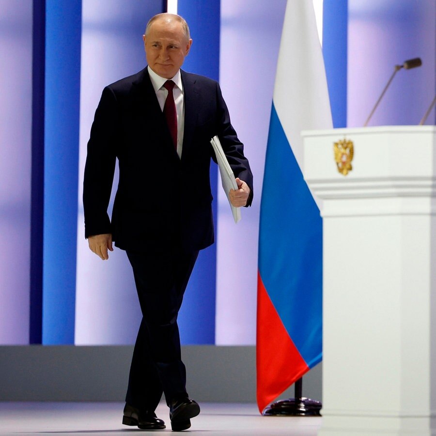 Der russische Präsident Wladimir Putin kommt in Moskau mit Unterlagen unter dem Arm zu seiner jährlichen Rede zur Lage der Nation. © Dmitry Astakhov/Sputnik/Kreml Pool/AP/dpa 