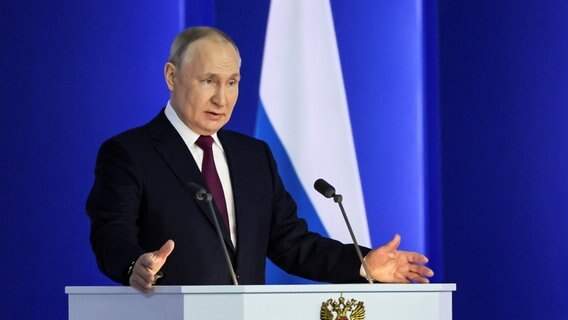Der russische Präsident Wladimir Putin hält vor Publikum eine Rede zur Lage der Nation. © picture alliance / ASSOCIATED PRESS Foto: Sergei Savostyanov